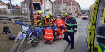 Motocyklista na přejezdu nezvládl řízení
