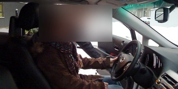 Řidič „gentleman“ pronásledoval řidičku: „Neumíš dát přednost ty krávo jedna?“