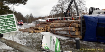 Kamion s kulatinami se převrátil u Lidlu