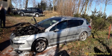 Po požáru vozidla skončil majitel v nemocnici