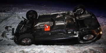 Další mladá řidička skončila s autem na střeše