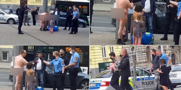 Nahý muž s nahým dítětem na Americké třídě