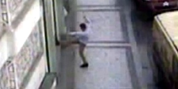 "Já do té výlohy jen upadl..."