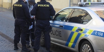 Opilec za volantem ohrožoval chodce u nákupního střediska