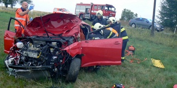 Vůz přerazil telefonní sloup a pak se převrátil