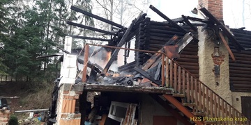 Požár budovu zcela zničil