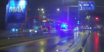 Další auto v kolejišti, tentokrát u Nového divadla
