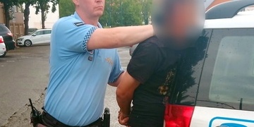 Celostátně hledaný se vzpíral při předání policistům