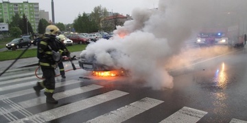 Dnes ráno začalo za jízdy hořet auto