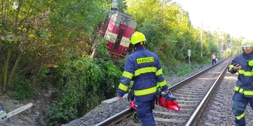 Lokomotiva skončila v křoví mimo koleje