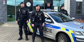 Žena přivázala pejska k zábradlí a rozhodla se ukončit život skokem z mostu