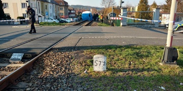 Vlak na přejezdu srazil a usmrtil muže
