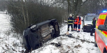 Mladík s autem skončil v příkopu