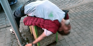 Někteří opilci si k odpočinku umí vybrat skutečně zvláštní místa i polohy