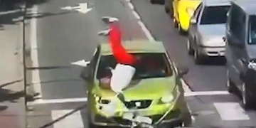 Cyklistu jedoucího po přechodu na červenou srazilo auto