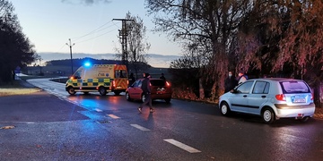 Řidič narazil do odbočujícího auta