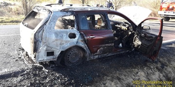 Oheň auto zcela zničil