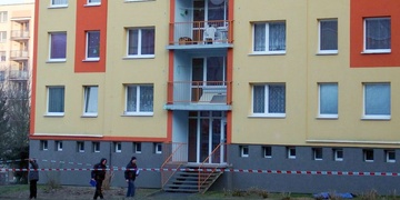 Starší muž na Lochotíně skočil z okna