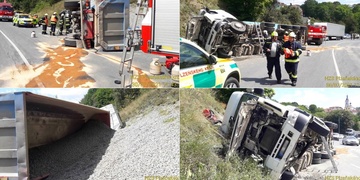 Převrácený kamion s kamením blokuje silnici