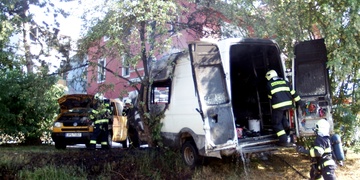 U požáru dvou dodávek právě zasahovali hasiči na Roudné