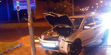 Nezvládla řízení a narazila do semaforu