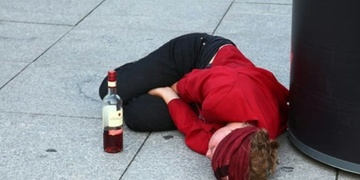 Měla tři promile a ležela na chodníku