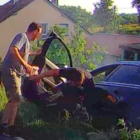 Opilý řidič po havárii vylézal z vozu téměř po čtyřech