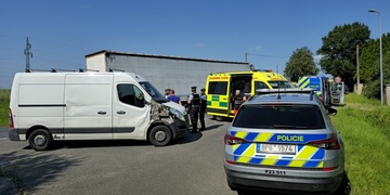 Řidiče ujíždějícího od nehody v Plzni pronásledovala pohotová svědkyně až do Přeštic