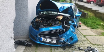 Vyjela od Alberta a vletěla přímo do vchodu paneláku