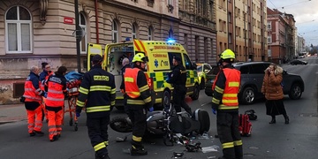 Střet auta se skútrem