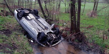 Opilý řidič zaparkoval vozidlo koly vzhůru do potoka