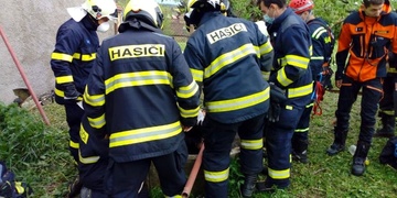 Cizince z jímky museli vytáhnout hasiči