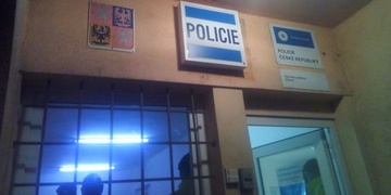 Uprchlíky naháněli policisté po ulicích