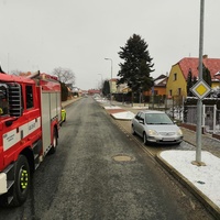 Tříleté dítě vběhlo přímo před auto