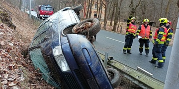 Pád dodávky ze srázu zastavila až svodidla
