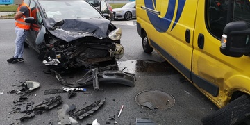 Na Jateční byla hned dvojitá dopravní nehoda