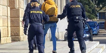 Mladá žena, která ubodala nevlastního dědečka, je stíhána vazebně