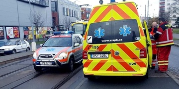 Autobus srazil dívku na přechodu