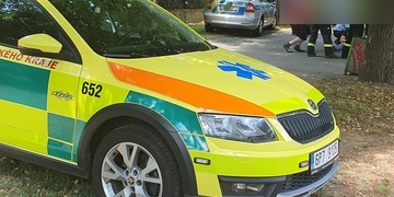 Muže srazilo a zaklínilo jeho vlastní auto