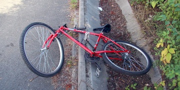 Se dvěma a půl promile se na kole neudržel