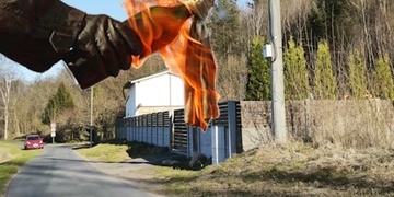 Útok zápalnou lahví na dům, kde se nacházela rodina s dítětem