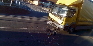 Nehoda na Rokycanské blokuje dopravu