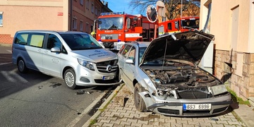 Pohřební vůz vezoucí tělo zesnulého smetl jiné auto