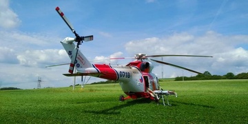 Řidič se s autem převrátil do pole