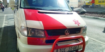 Ohrozil tři pacienty v sanitce a ujel