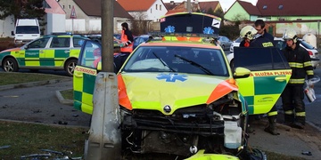 Záchranáři bourali, na místě jsou zranění lidé