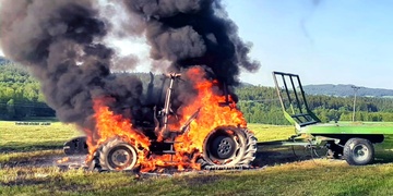Na Onom Světě shořel traktor
