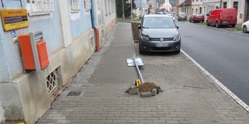 Viděli jste střet auta s dopravní značkou v Radnicích u pošty?