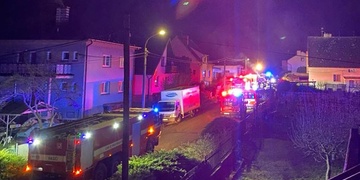 Hasiči a policisté z hořícího domu zachránili ženu i psa