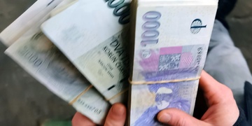 Podvodník z naivní ženy vylákal téměř milion korun